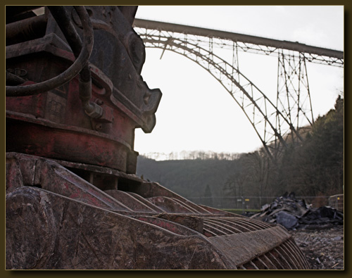 Im Schatten der Müngstener Brücke ist die Hydraulik bereit