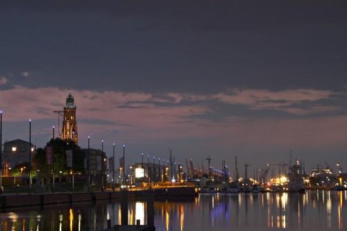 Neuer Hafen mit Simon Loschen Turm