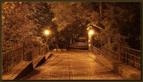 "Napoleonsbrücke" bei Müngsten - in Natriumdampflicht gehüllt.