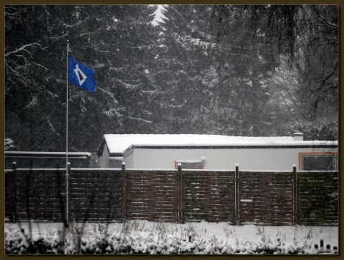 Wohnzimmerausblick. Der Nachbar steht ganz offenbar auf den falschen Fußballverein.