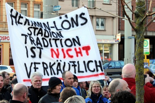 Demonstration gegen die Vermarktung des Stadiongeländes am Solinger Hermann-Löns-Weg