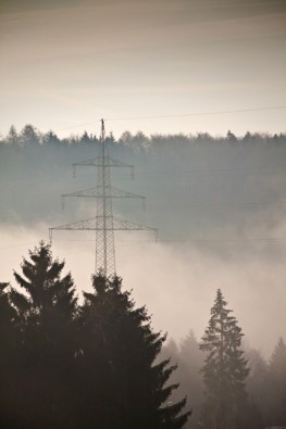 Freileitung im Nebel