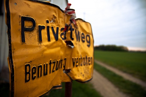 Privatweg! Benutzung verboten. 