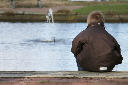 Finn sitzt am Springbrunnen