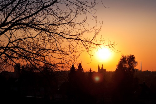 Solinger Skyline im Sonnenuntergang. Turmhotel, Fritz-Walter-Kirche,Sankt Clemens, Müllverbrennung (v.l.n.r.) - Klick macht groß)