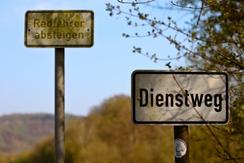 Dienstweg. Radfahrer absteigen! 